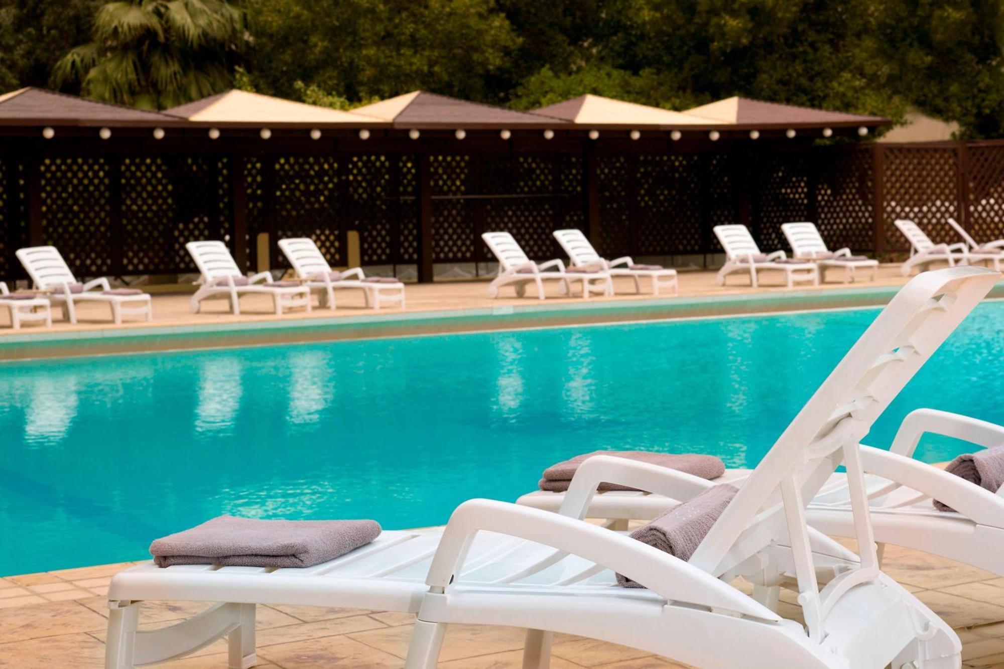 Le Meridien Al Khobar Exterior foto The pool at the hotel